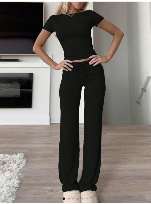 Ensemble 2 pièces confortable pour femme : haut court à manches courtes et pantalon droit