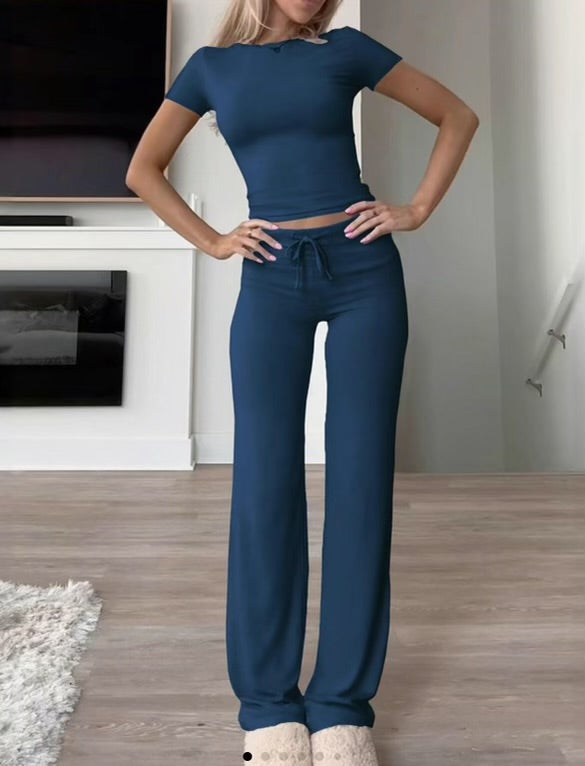 Ensemble 2 pièces confortable pour femme : haut court à manches courtes et pantalon droit