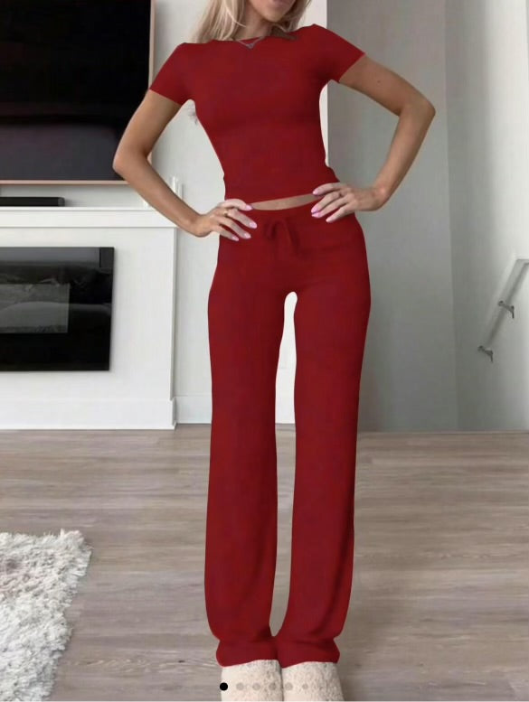 Ensemble 2 pièces confortable pour femme : haut court à manches courtes et pantalon droit