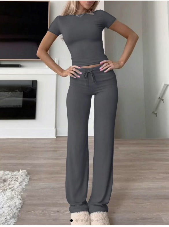 Ensemble 2 pièces confortable pour femme : haut court à manches courtes et pantalon droit