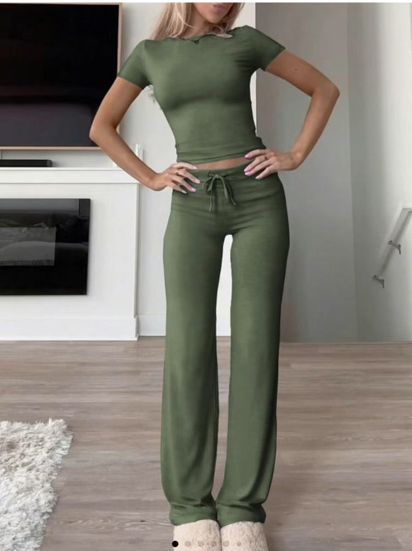 Ensemble 2 pièces confortable pour femme : haut court à manches courtes et pantalon droit