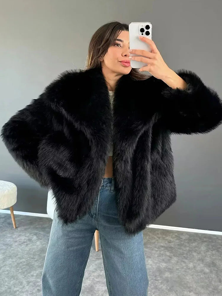 Manteau douillet Layla – Un vêtement d'extérieur chaud et élégant avec bordure en fourrure