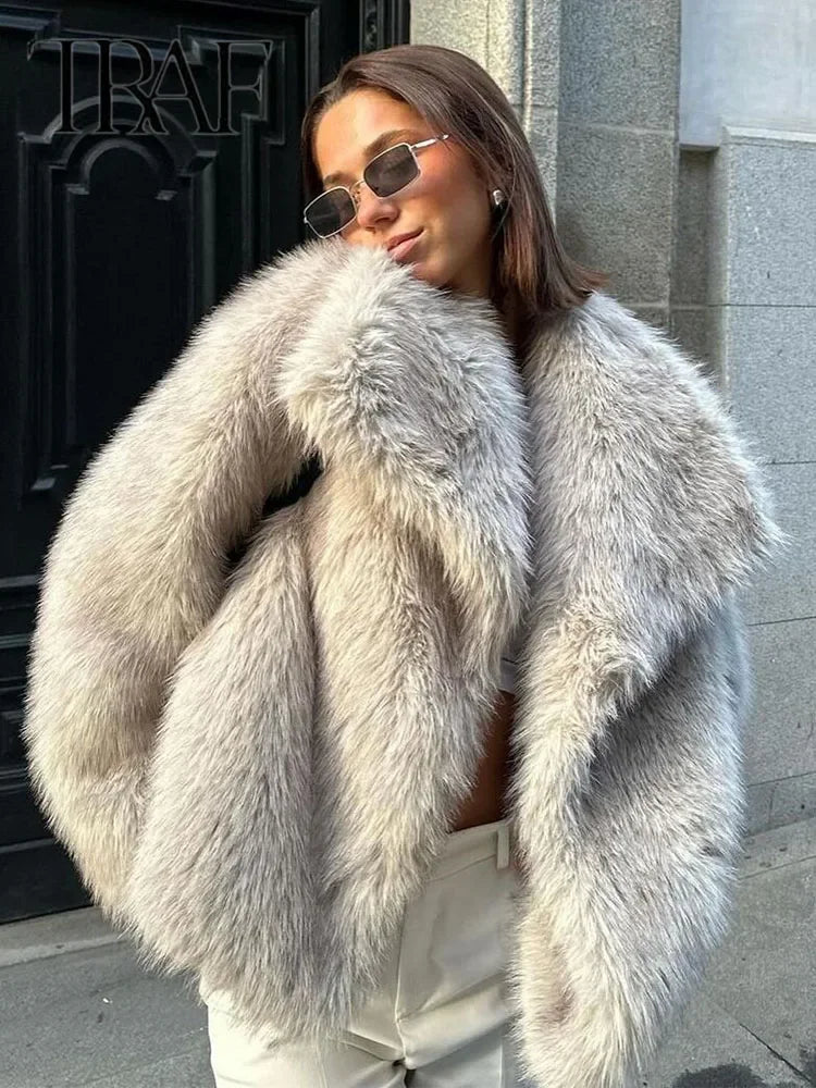 Manteau douillet Layla – Un vêtement d'extérieur chaud et élégant avec bordure en fourrure