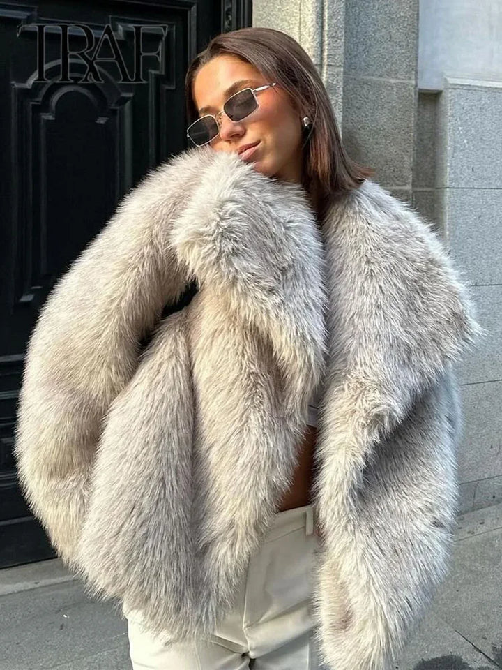 Manteau douillet Layla – Un vêtement d'extérieur chaud et élégant avec bordure en fourrure