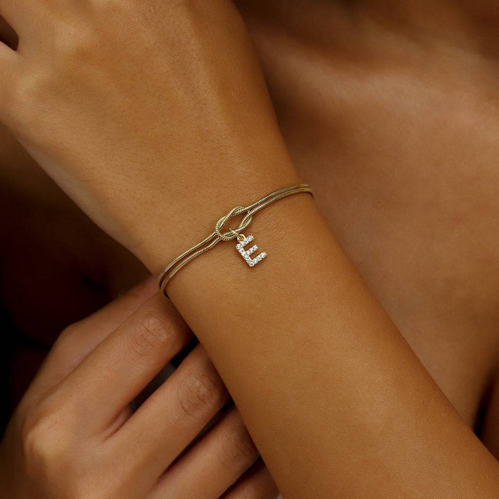 Bracelet élégant avec initiales nouées – Bijoux chics et personnalisés