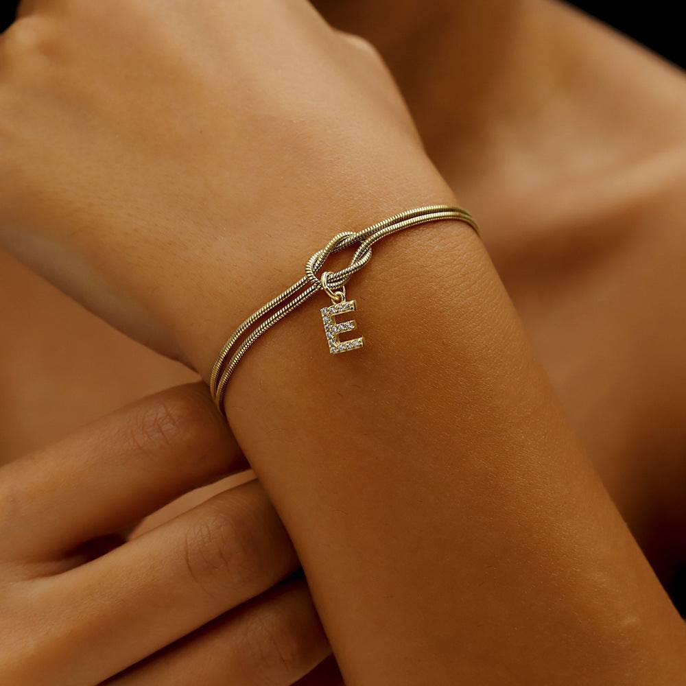 Bracelet élégant avec initiales nouées – Bijoux chics et personnalisés