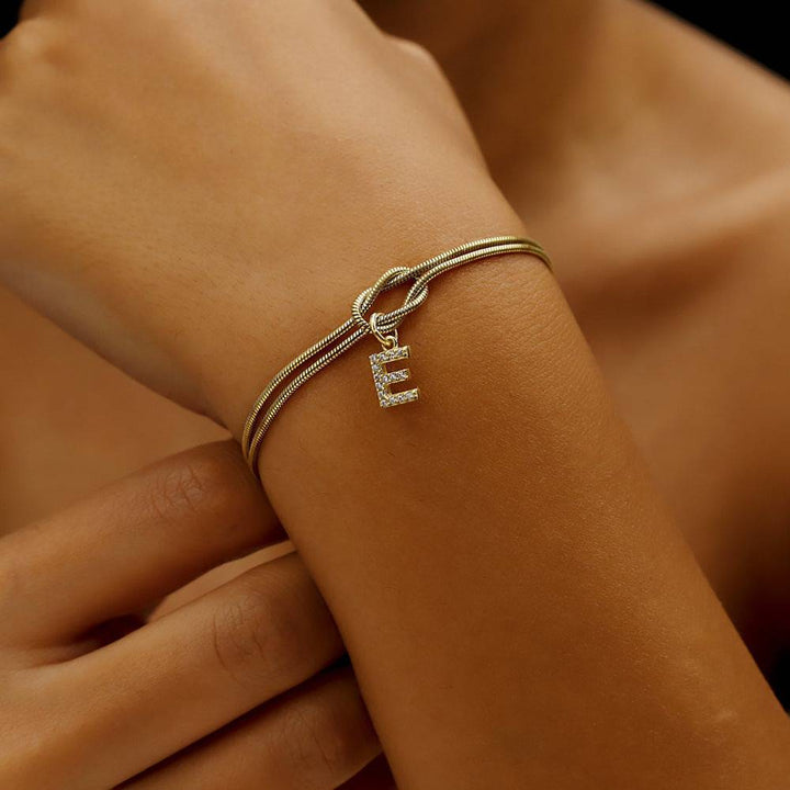 Bracelet élégant avec initiales nouées – Bijoux chics et personnalisés